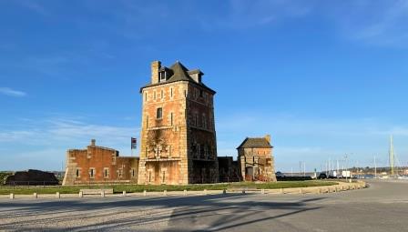Der sechseckige Vauban-Turm ist Weltkulturerbe