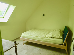 Zitronengelbes Zimmer oben, 140 cm Bett