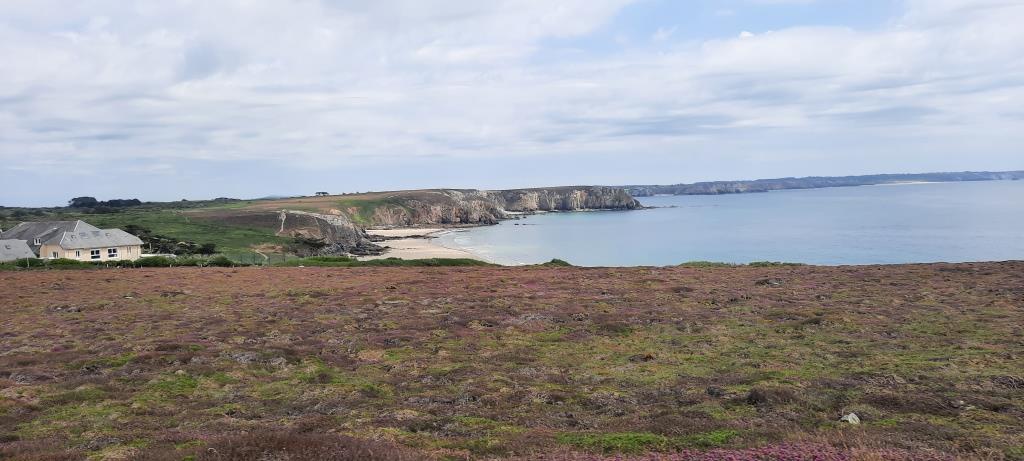 Plage de Veryach in der Ferne